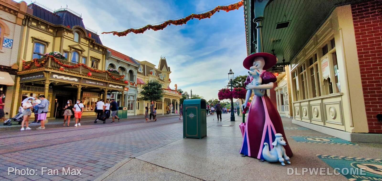 , Disneyland Paris Update: Halloween Happens, Crowds Don’t