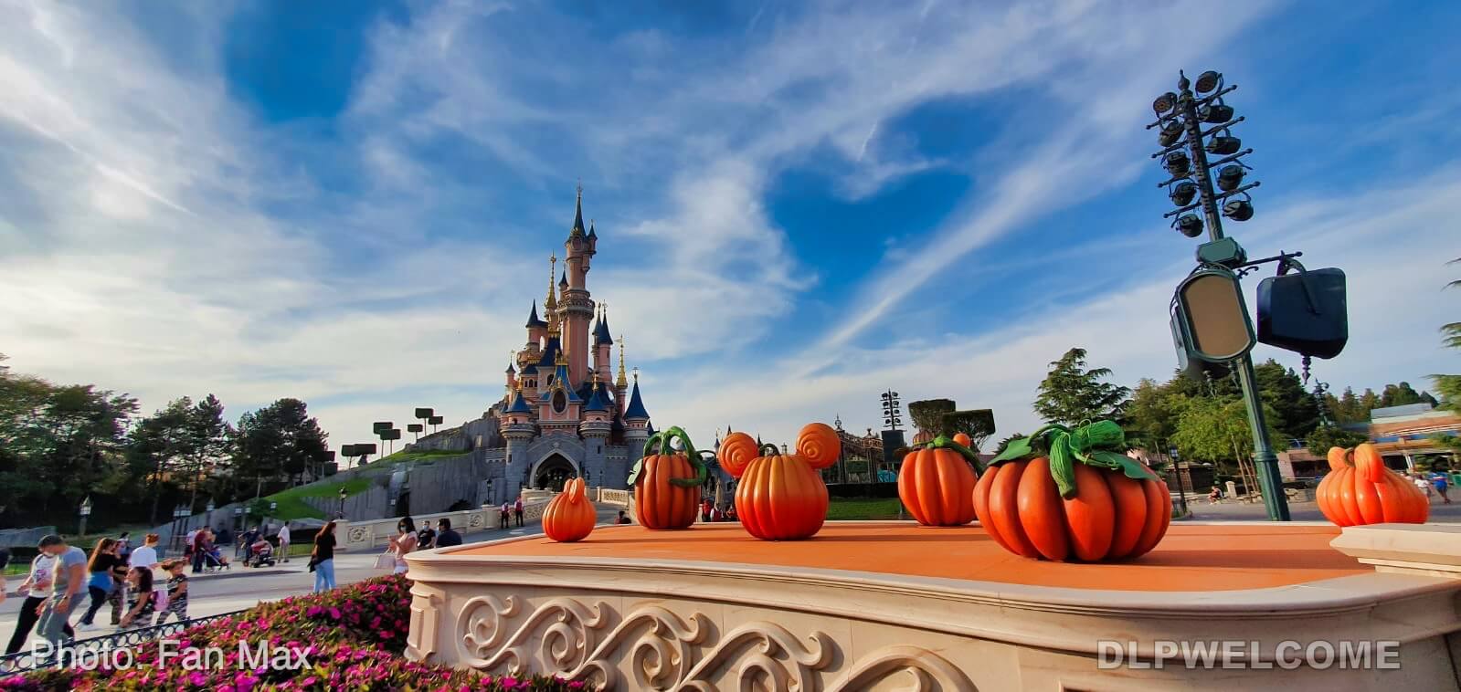 , Disneyland Paris Update: Halloween Happens, Crowds Don&#8217;t