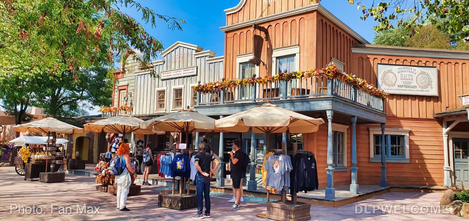 , Disneyland Paris Update: Halloween Happens, Crowds Don&#8217;t