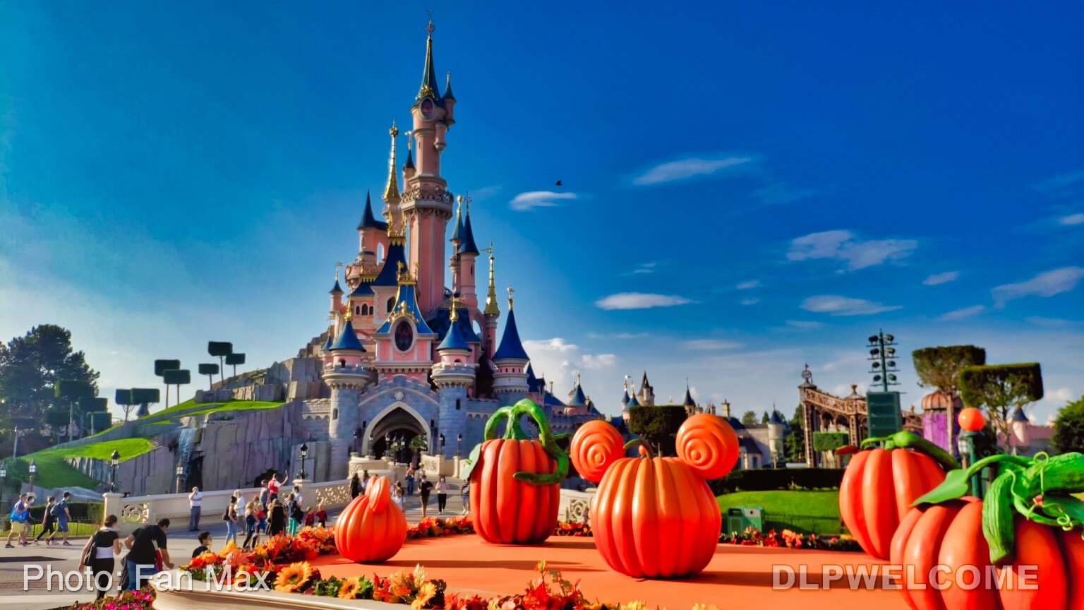 , Disneyland Paris Update: Halloween Happens, Crowds Don&#8217;t