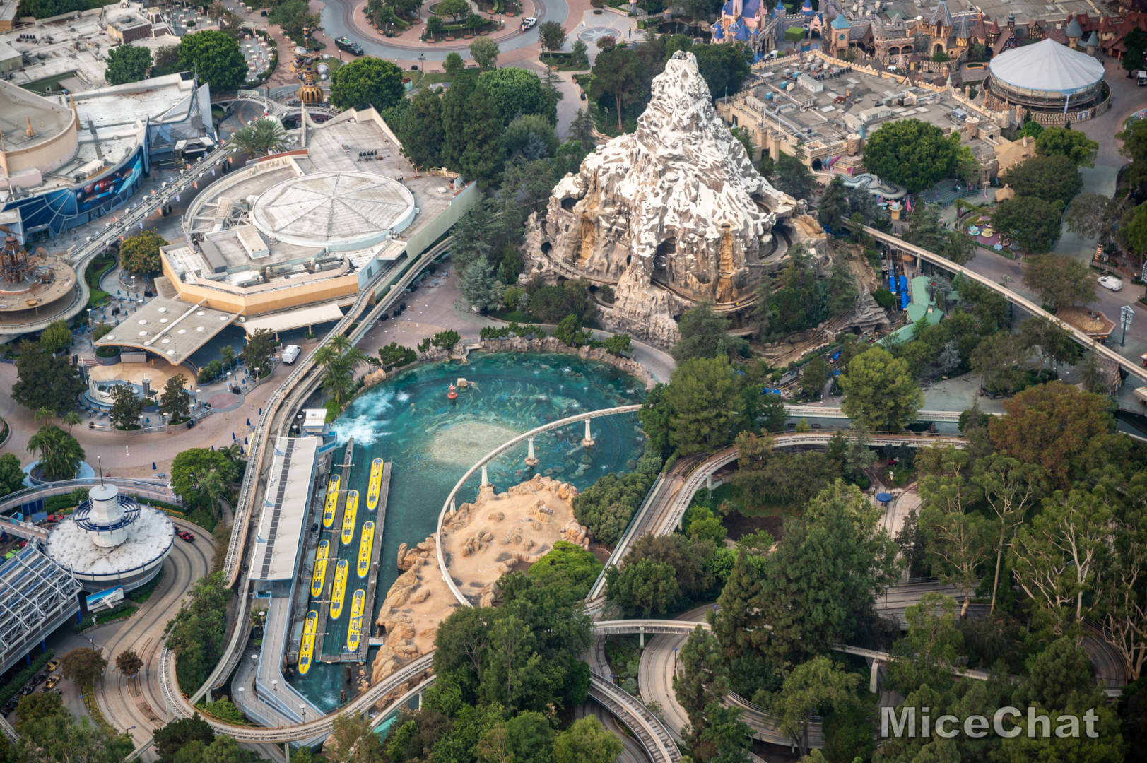 , Disneyland Update &#8211; Spooky Skies Over An Empty Kingdom