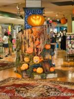 Knotts Fall-O-Weenshopping into the fog animated pumpkin man 2-micechat