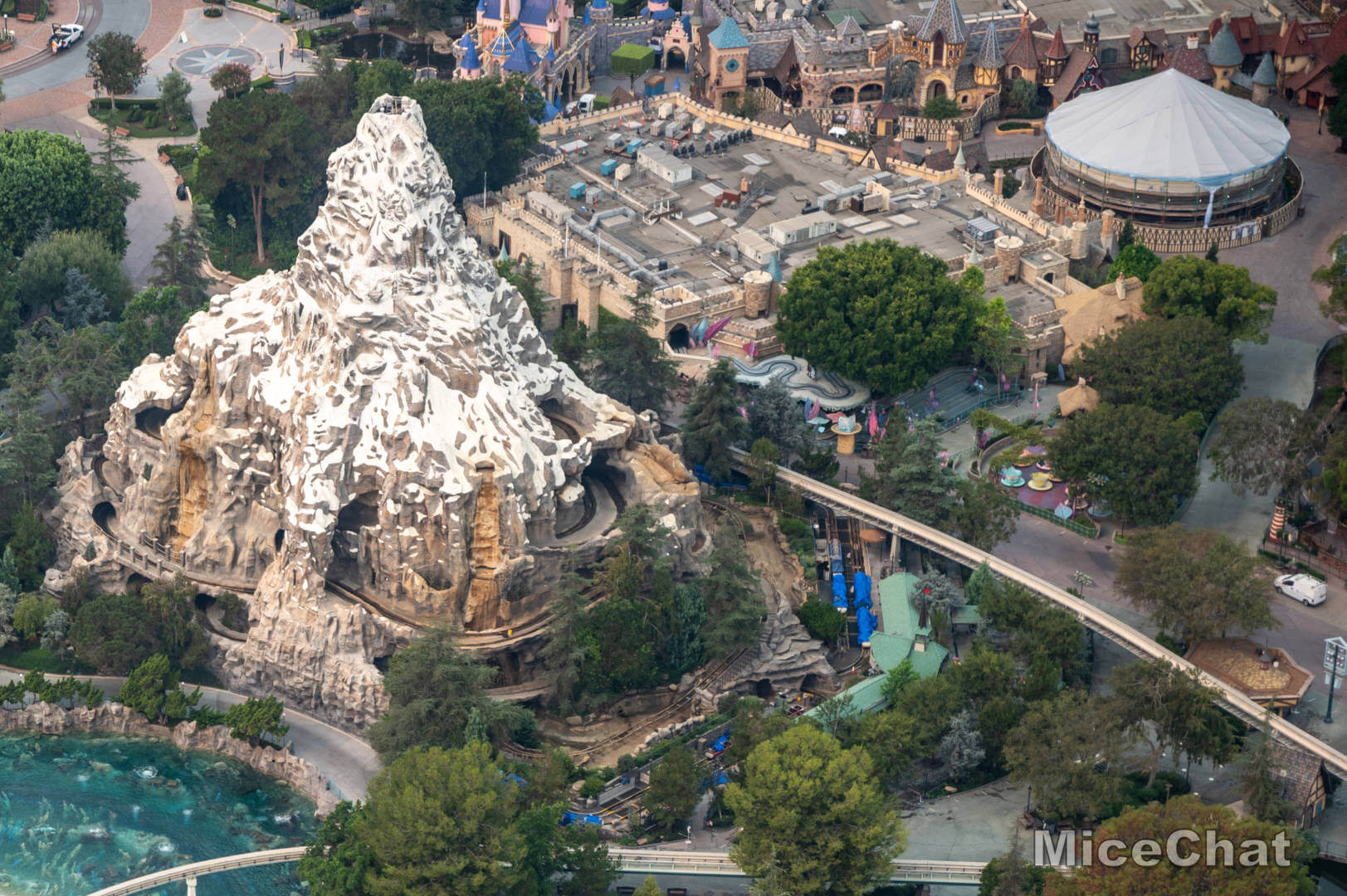 , Disneyland Update &#8211; Spooky Skies Over An Empty Kingdom