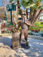 Buena Vista Street David Yeh – walt statue wide-micechat_sharing