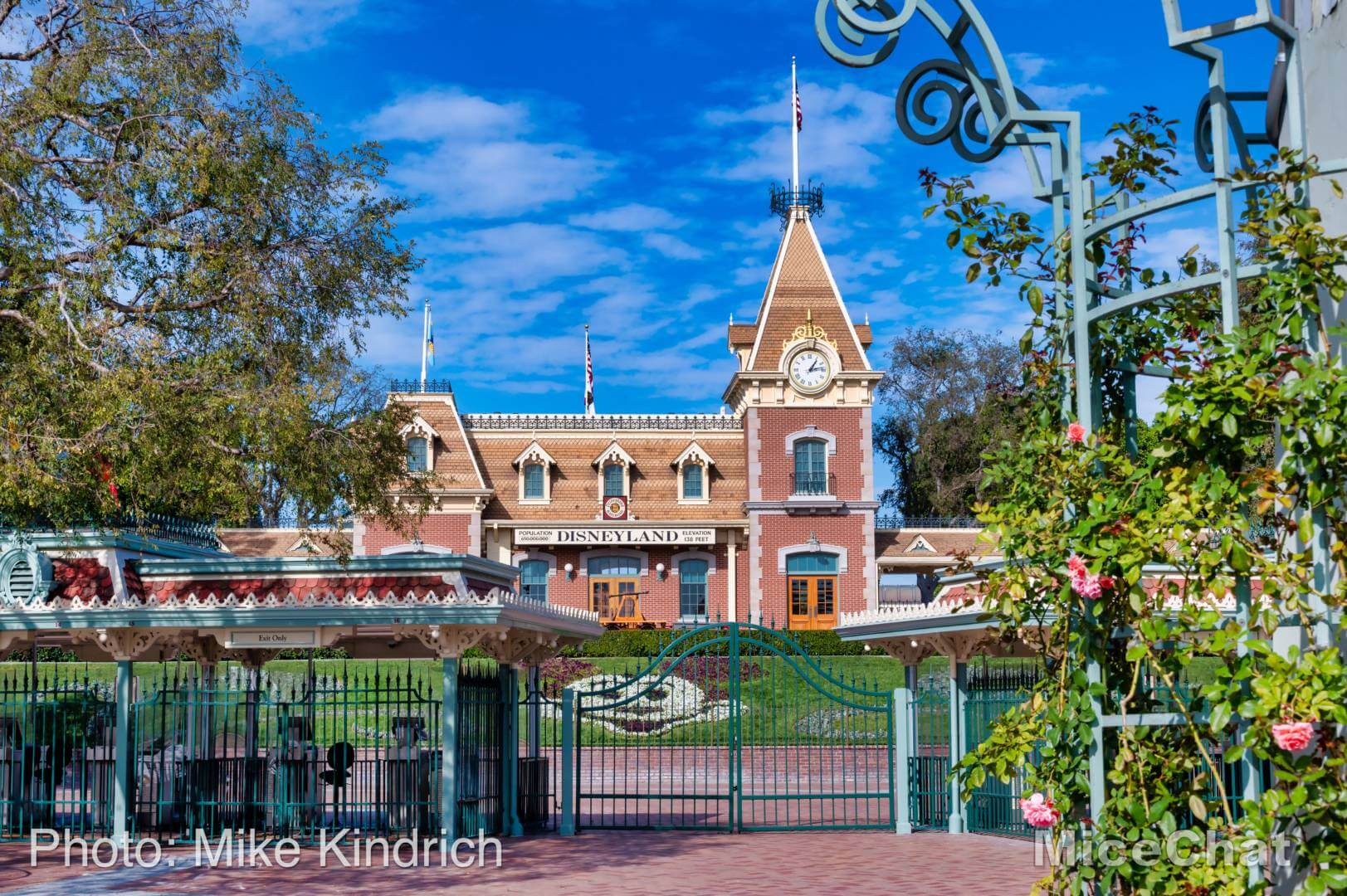 , Disneyland Update &#8211; Open and Closed as Disneyland Faces a Purple Christmas