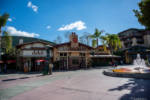 Downtown Disney_La BreaBakery_Crowd_Fountain