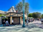 Disneyland Fantasyland Crowds Long Line for Popcorn-micechat