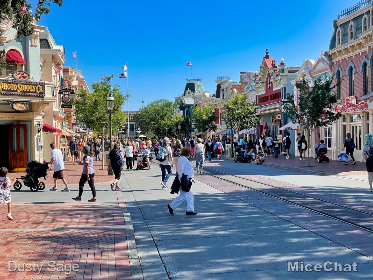 disneyland-main-street-crowds-4pm-micechat-micechat