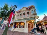 Disneyland patriotic main street banners