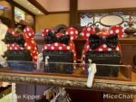 disneyland-loungefly-minnie-mouse-sequin-wristlet