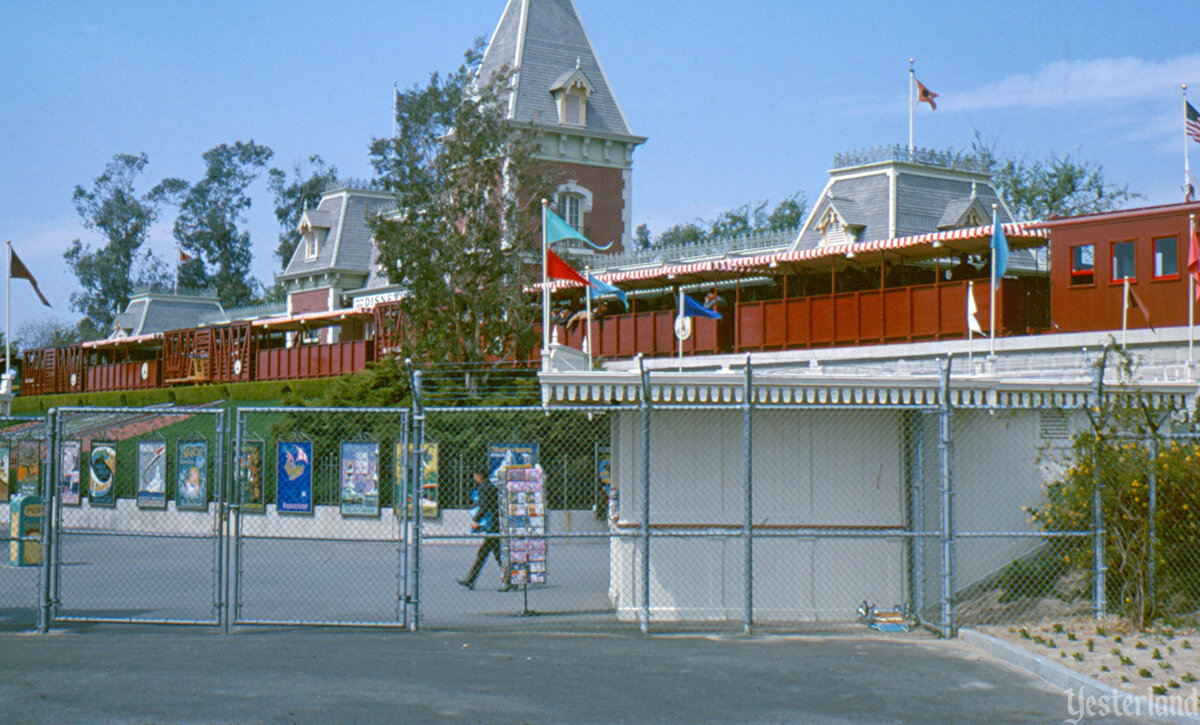 MiceChat - Disney History, Disneyland, Features, Werner Weiss - Yesterland: Chain  Link at the Disneyland Park Entrance