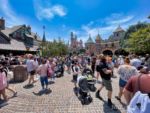 Disneyland-Crowds Fantasyland 2-micechat