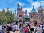 Disneyland-Crowds Fantasyland Castle 2-micechat
