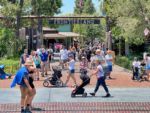 Disneyland Crowds Frontierland entry-micechat