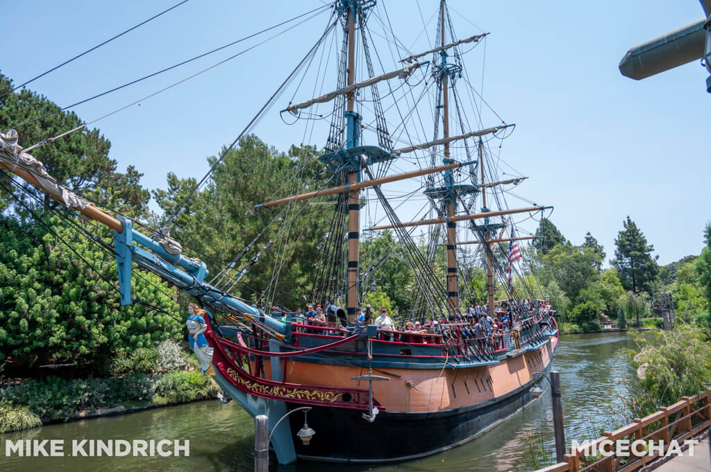 , Disneyland Update: Magic Key Crowds & Bats in the Belfry
