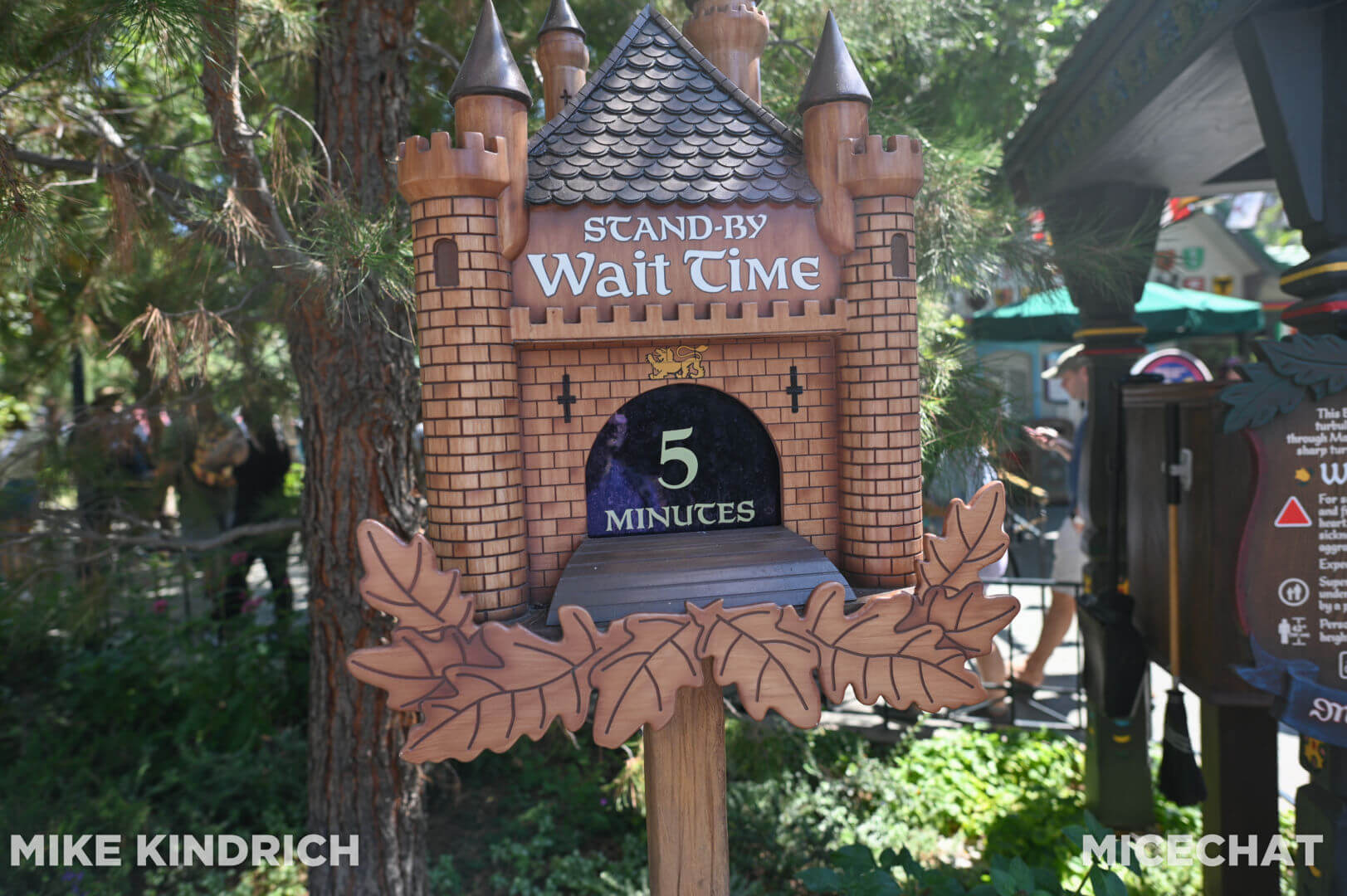 , Disneyland Update: Magic Key Crowds &#038; Bats in the Belfry