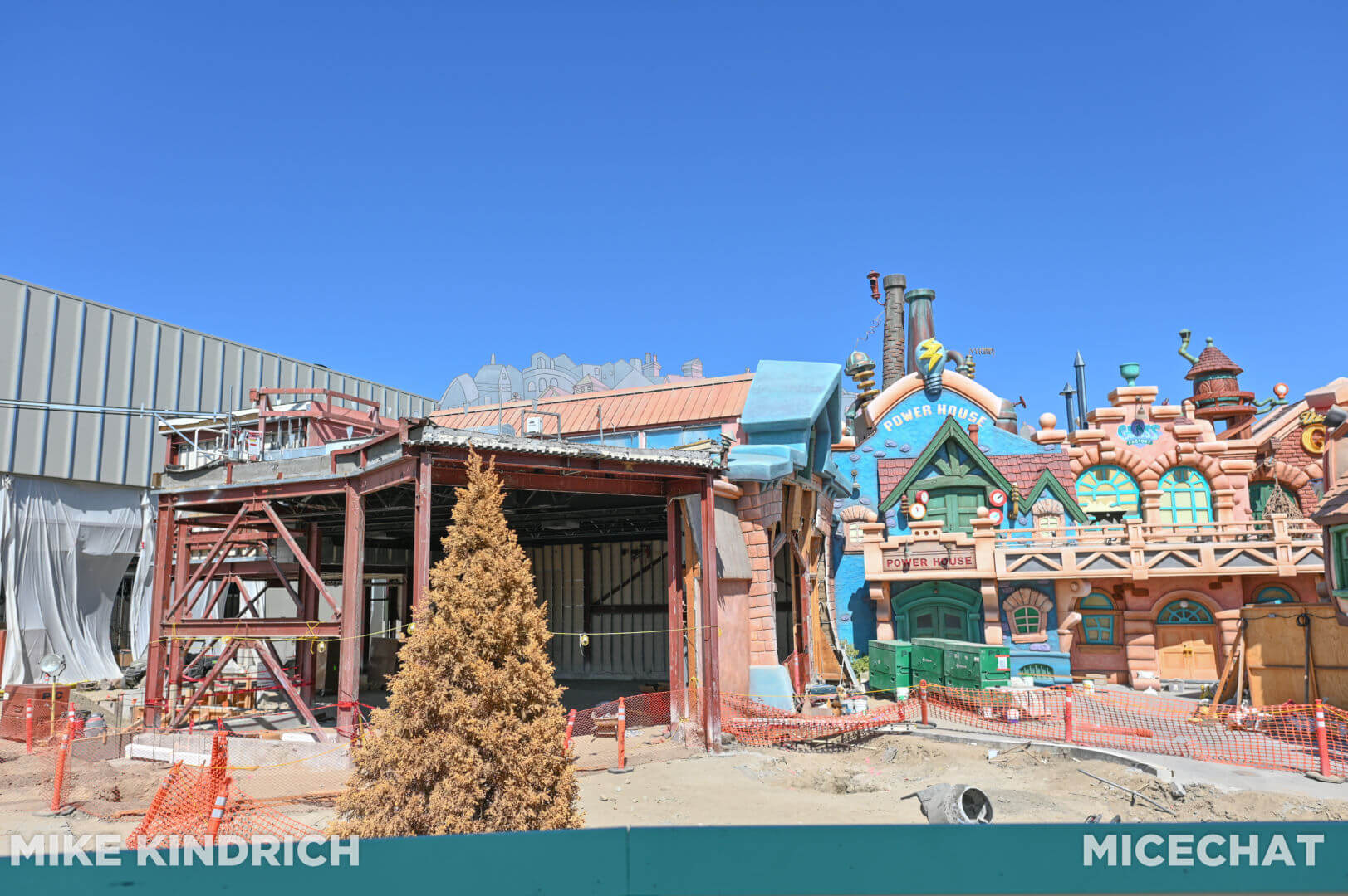 , Disneyland Update: Magic Key Crowds & Bats in the Belfry