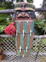 MiceChat – Disneyland-Adventureland tiki 2