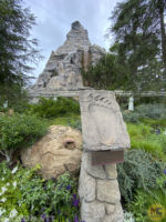MiceChat – Disneyland – Matterhorn and foot print casting