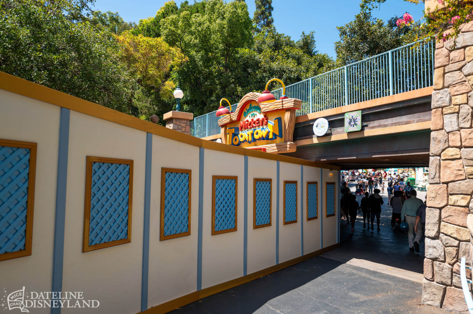 Magic Key, Dateline Disneyland: Magic Keys, Christmas Parties, and Glorious Images