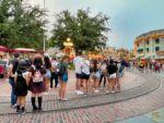 Disneyland Crowds line for pumpkin photo 1-micechat