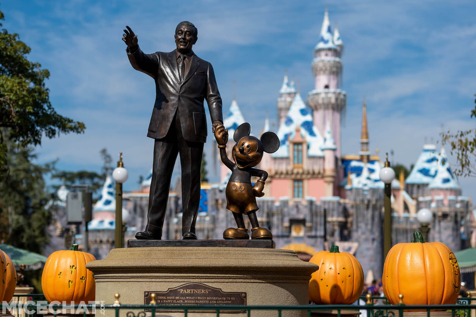 Disneyland Update: Spooky Time Ends & Christmas Moves In!