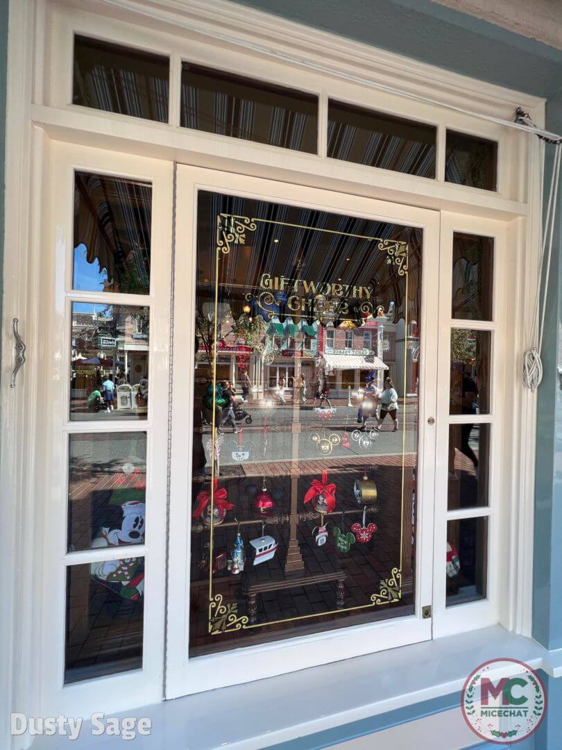 Plaza Point Holiday Shoppe, FIRST LOOK: Plaza Point Holiday Shoppe NOW OPEN at Disneyland