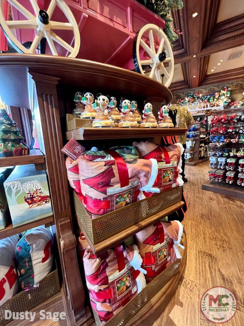 Plaza Point Holiday Shoppe, FIRST LOOK: Plaza Point Holiday Shoppe NOW OPEN at Disneyland