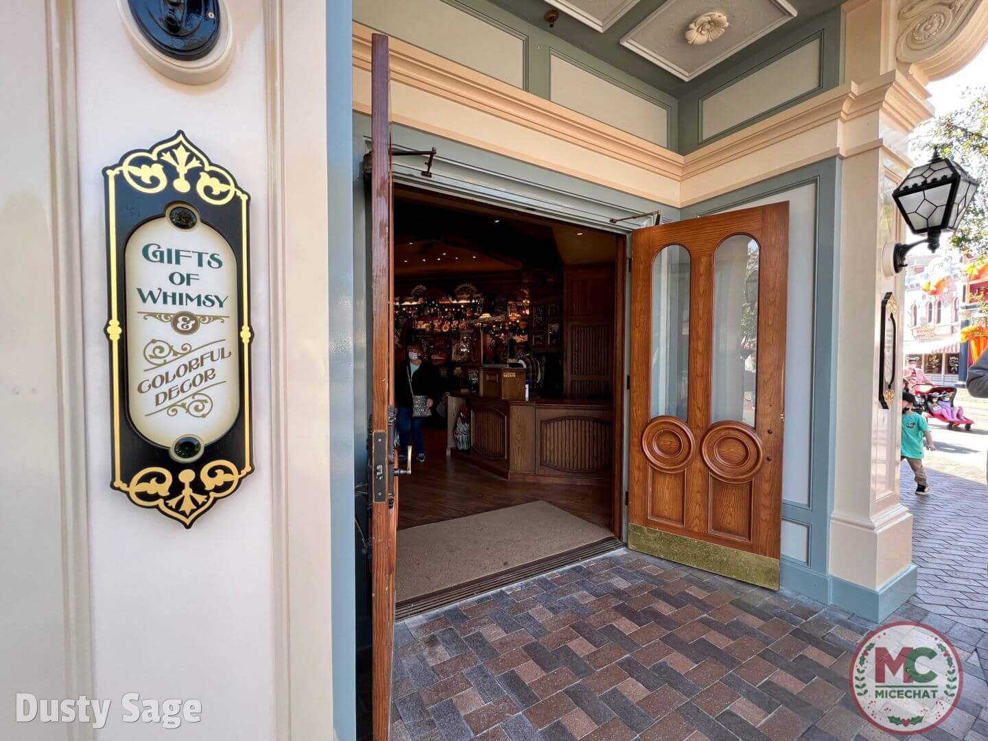 Plaza Point Holiday Shoppe, FIRST LOOK: Plaza Point Holiday Shoppe NOW OPEN at Disneyland