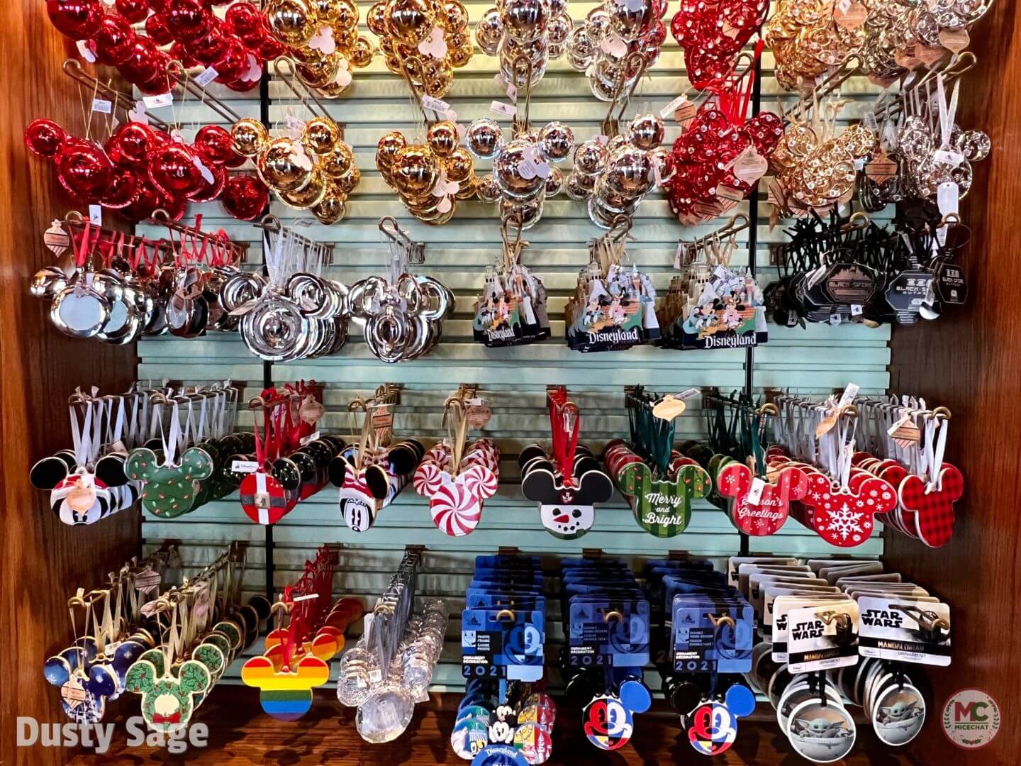 Plaza Point Holiday Shoppe, FIRST LOOK: Plaza Point Holiday Shoppe NOW OPEN at Disneyland