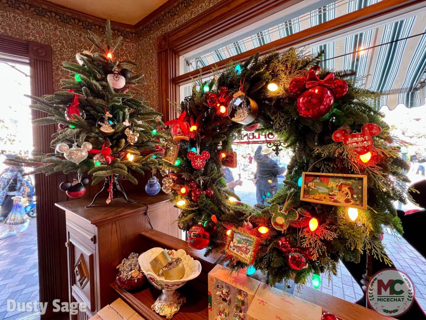 Plaza Point Holiday Shoppe, FIRST LOOK: Plaza Point Holiday Shoppe NOW OPEN at Disneyland