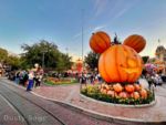 Disneyland Crowds Mickey Pumpkin Long Line-micechat