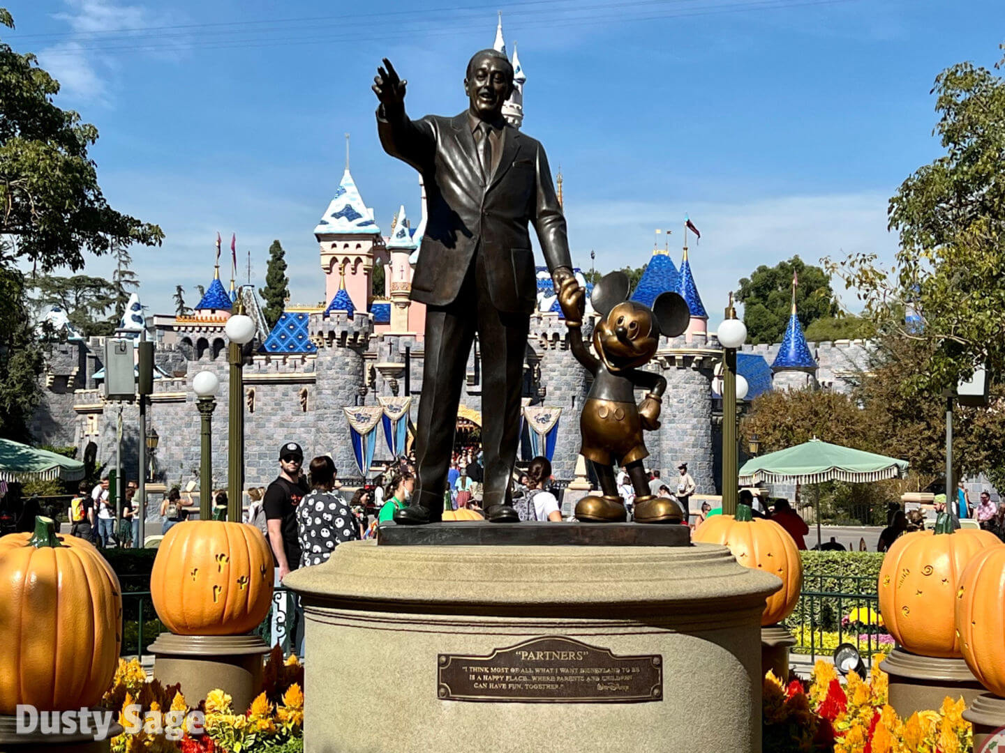 Plaza Point Holiday Shoppe, FIRST LOOK: Plaza Point Holiday Shoppe NOW OPEN at Disneyland