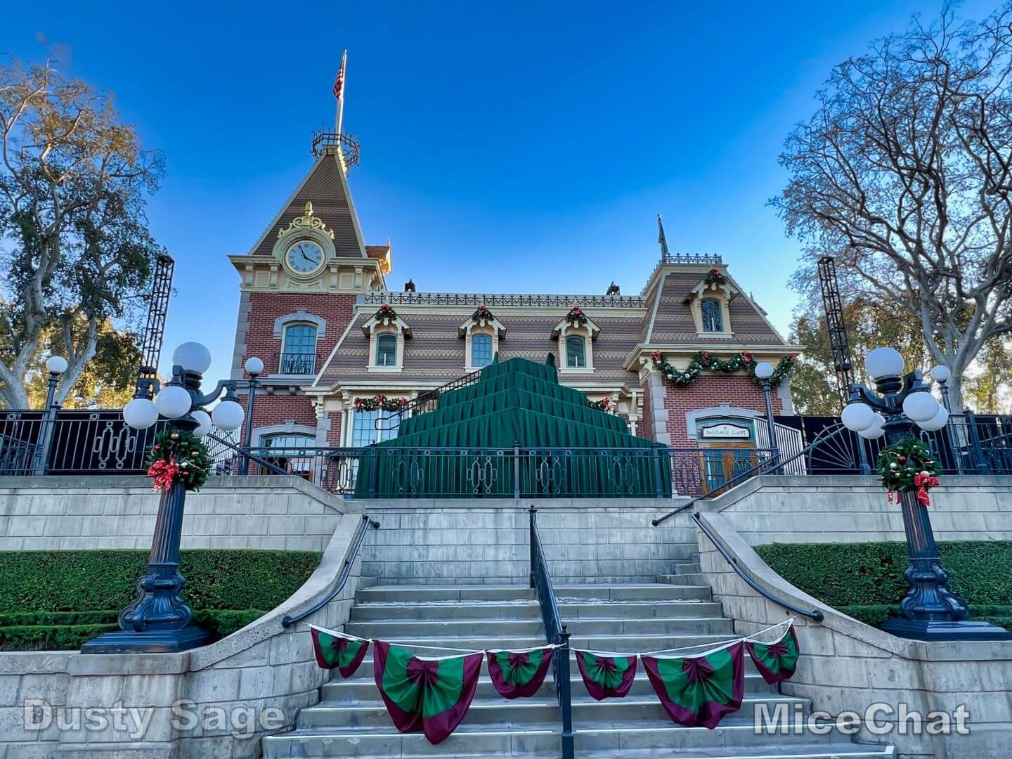 , Disneyland Update &#8211; Candy Canes, Candlelight &#038; Holiday Surprise!