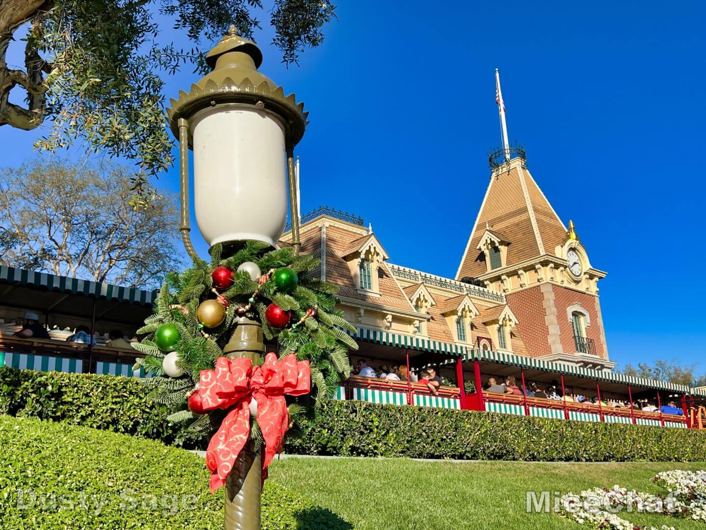 , Disneyland Update &#8211; Candy Canes, Candlelight &#038; Holiday Surprise!