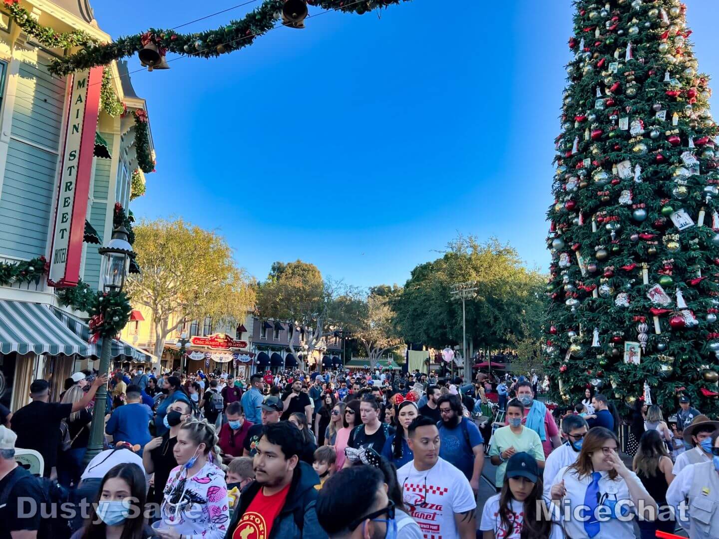 , Disneyland Update &#8211; Candy Canes, Candlelight &#038; Holiday Surprise!