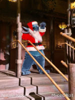 disneyland-disney-merriest-nites-party-adventureland-santa-stitch-1