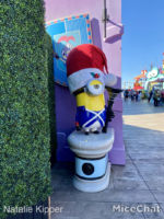 universal-studios-hollywood-minions-kevin-holiday-statue