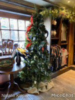 universal-studios-hollywood-wizarding-world-of-harry-potter-tree-with-ribbon