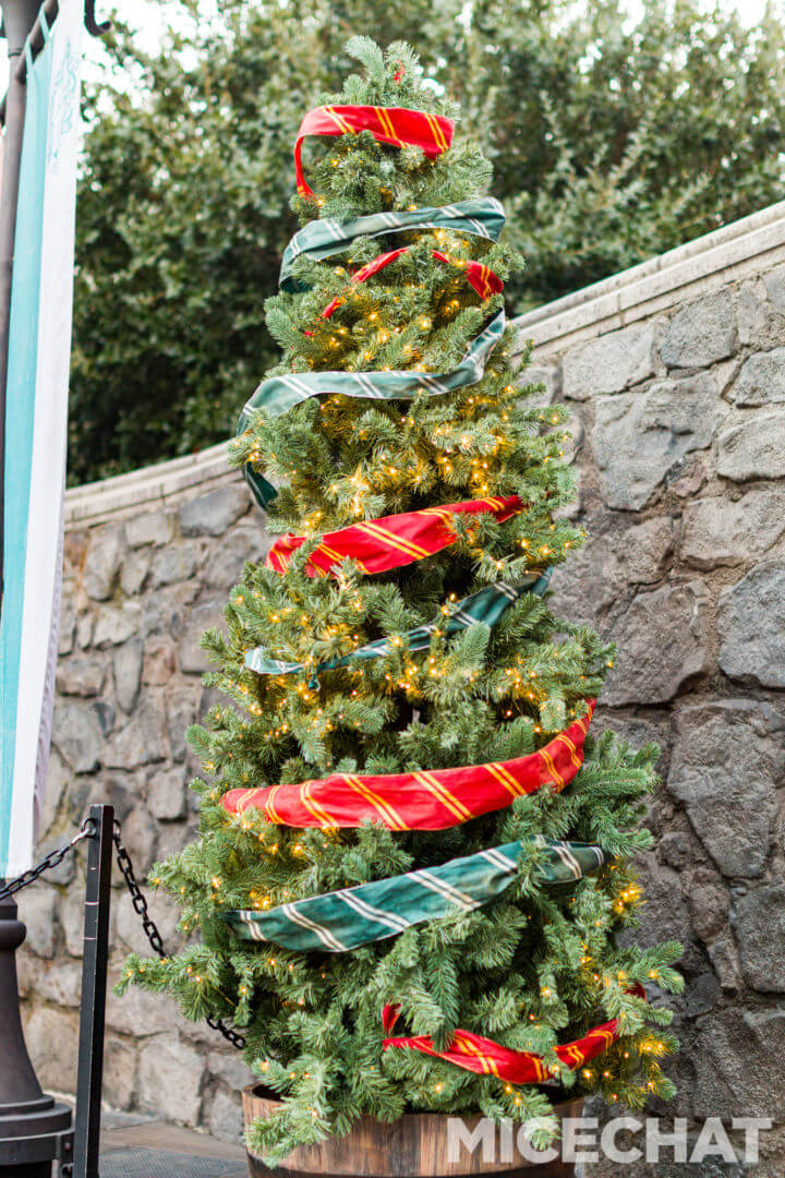 universal-studios-hollywood-wizarding-world-of-harry-potter-tree-with-ribbon  - MiceChat