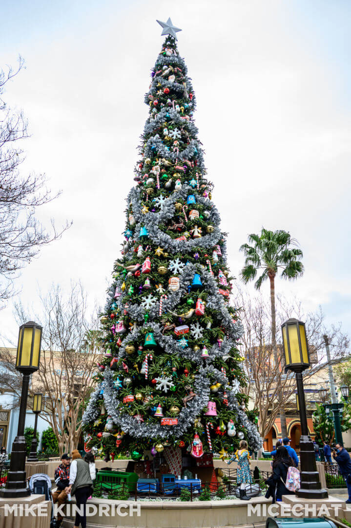 , Disneyland Update: Genie’s Dramatic Debut, Entertainment Excitement, and Holiday Hoopla