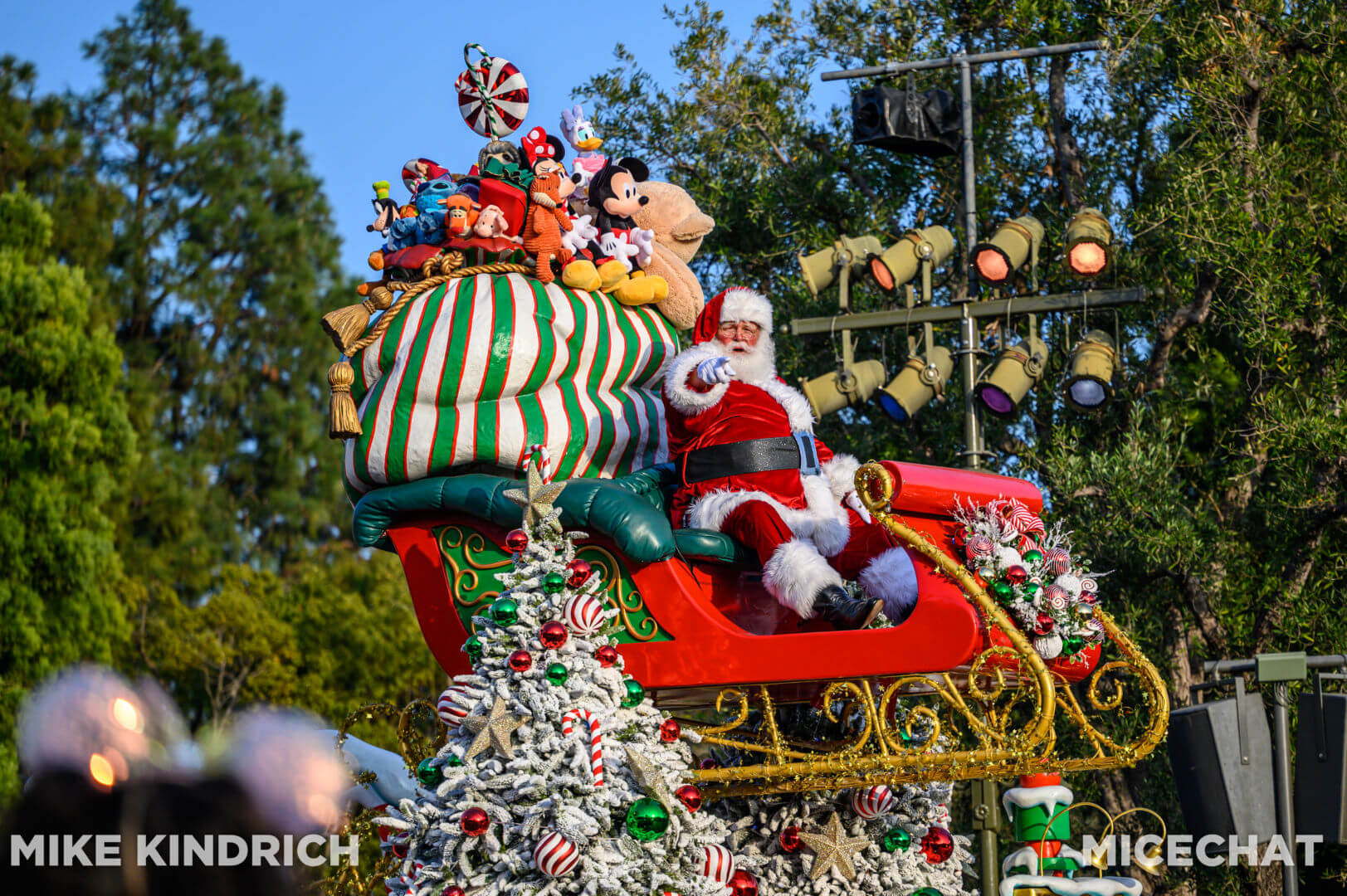 , Disneyland Update: Genie&#8217;s Dramatic Debut, Entertainment Excitement, and Holiday Hoopla