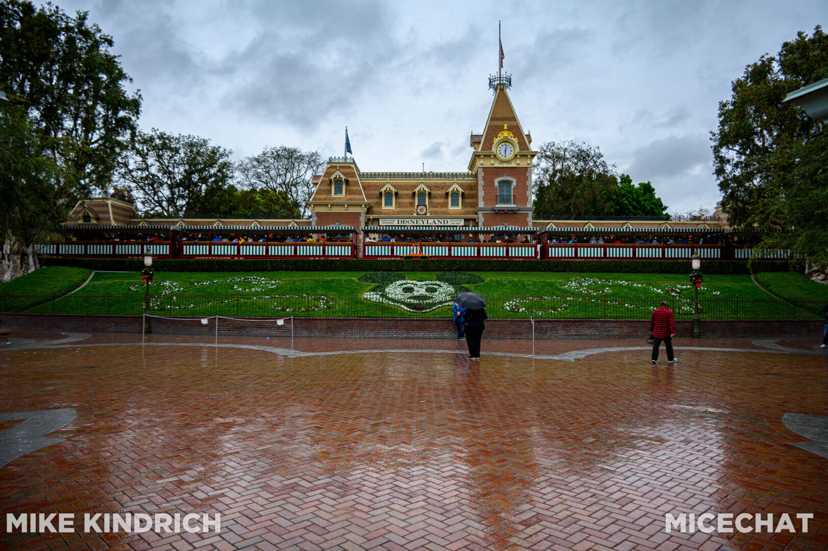 , Disneyland Update: Genie&#8217;s Dramatic Debut, Entertainment Excitement, and Holiday Hoopla