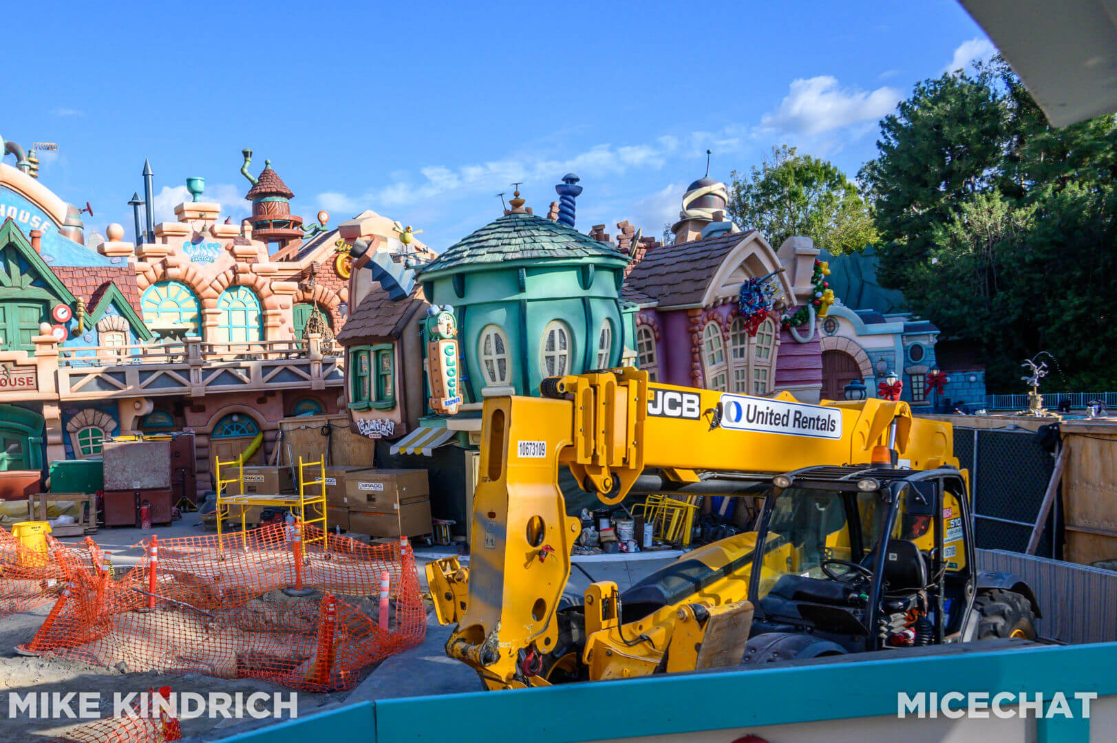 , Disneyland Update: Genie’s Dramatic Debut, Entertainment Excitement, and Holiday Hoopla