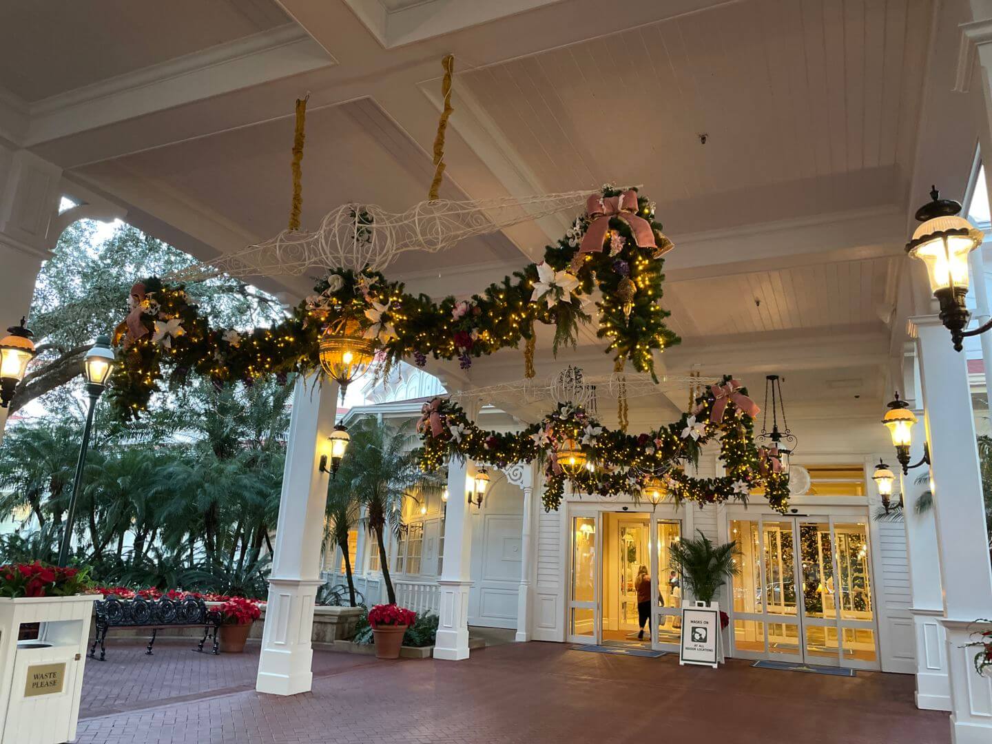 , Where to Find Christmas for FREE at Walt Disney World!