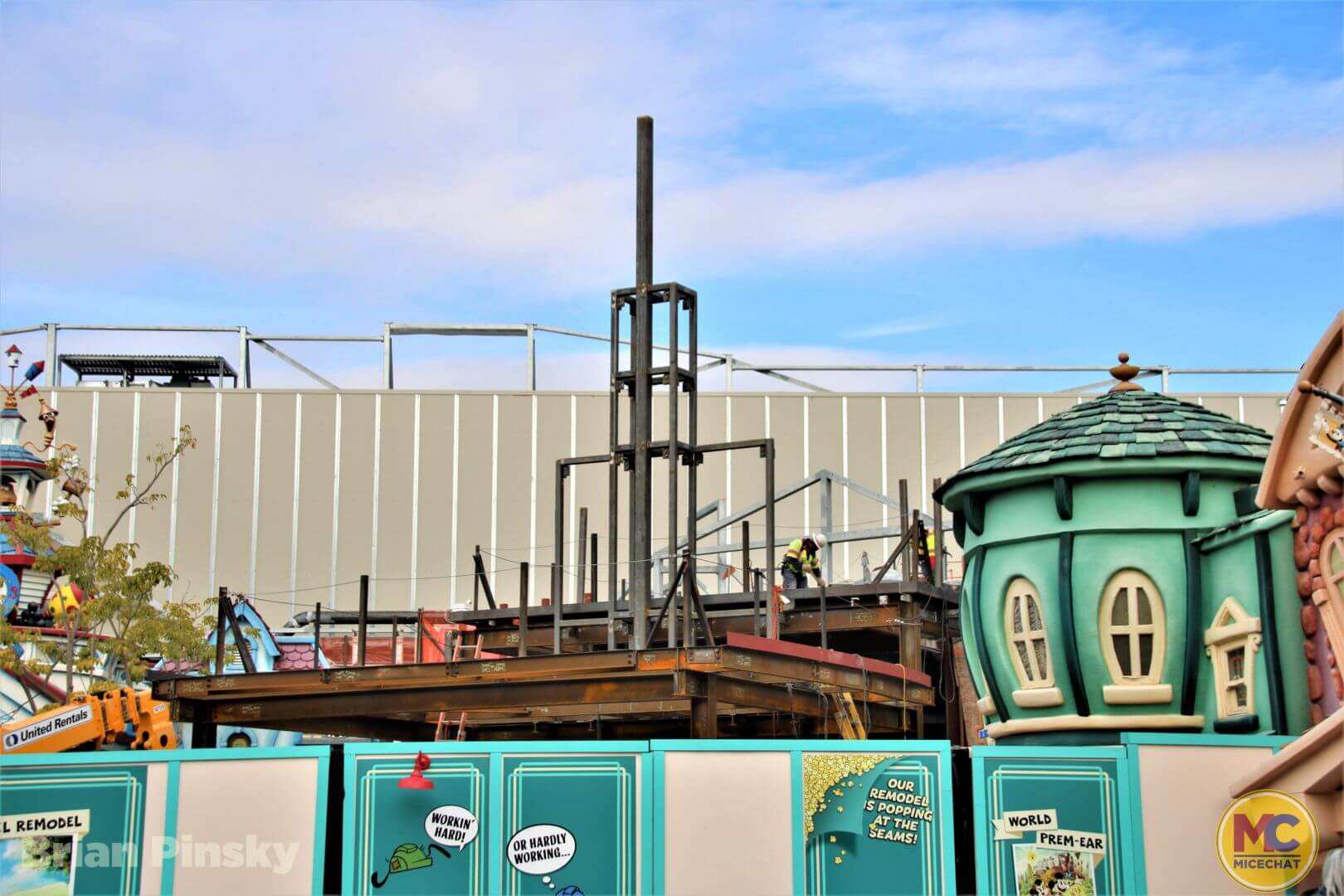 , Disneyland Update: Magic Key Lawsuit, Zany Maynard Fun, and Ho Ho Ho