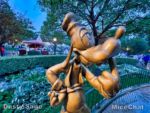 Disneyland Rain goofy statue-micechat