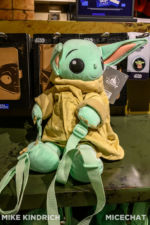 downtown-disney-star-wars-trading-post-mandalorian-grogu-plush-backpack-side