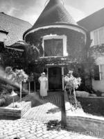 MiceChat Disney Disney Walt Disney Storybook Cottage Mansion Tam O’Shanter Mister MacTarvish Burger MiceChat donna black and white