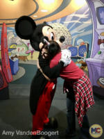 disney-world-mickey-meet-and-greet-hug